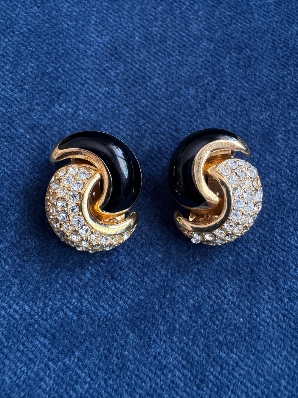 Christian Dior Vintage 1980
Crystals Half Black Interlocked
Twist Clip Earrings